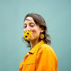 Image de présentation de l'infolettre représentant deux personnes joyeuses qui se passent des cartes